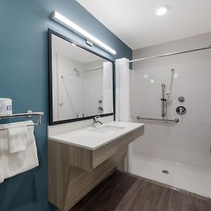 QUEEN SUITE ACCESSIBLE ROLL SHOWER